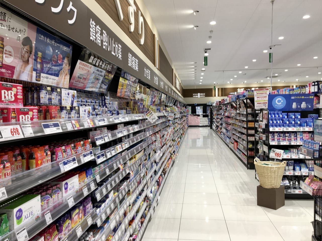 クスリのアオキ上豊岡店の店内