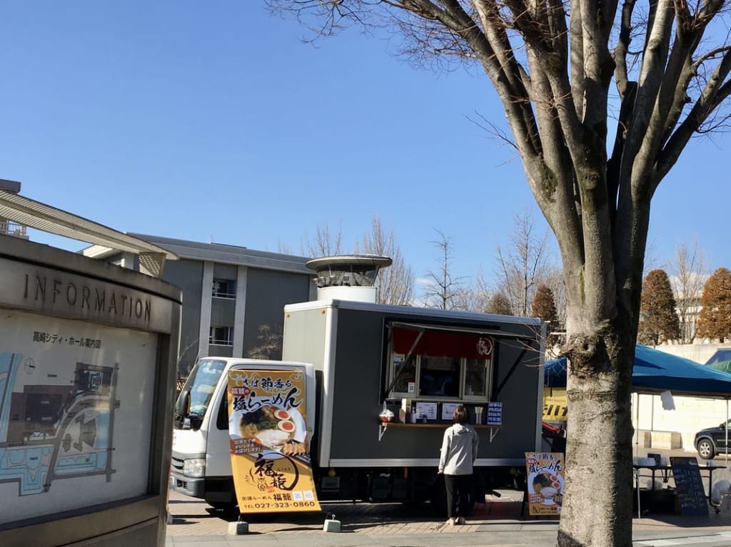 高崎シティギャラリー前広場に出店中のキッチンカー