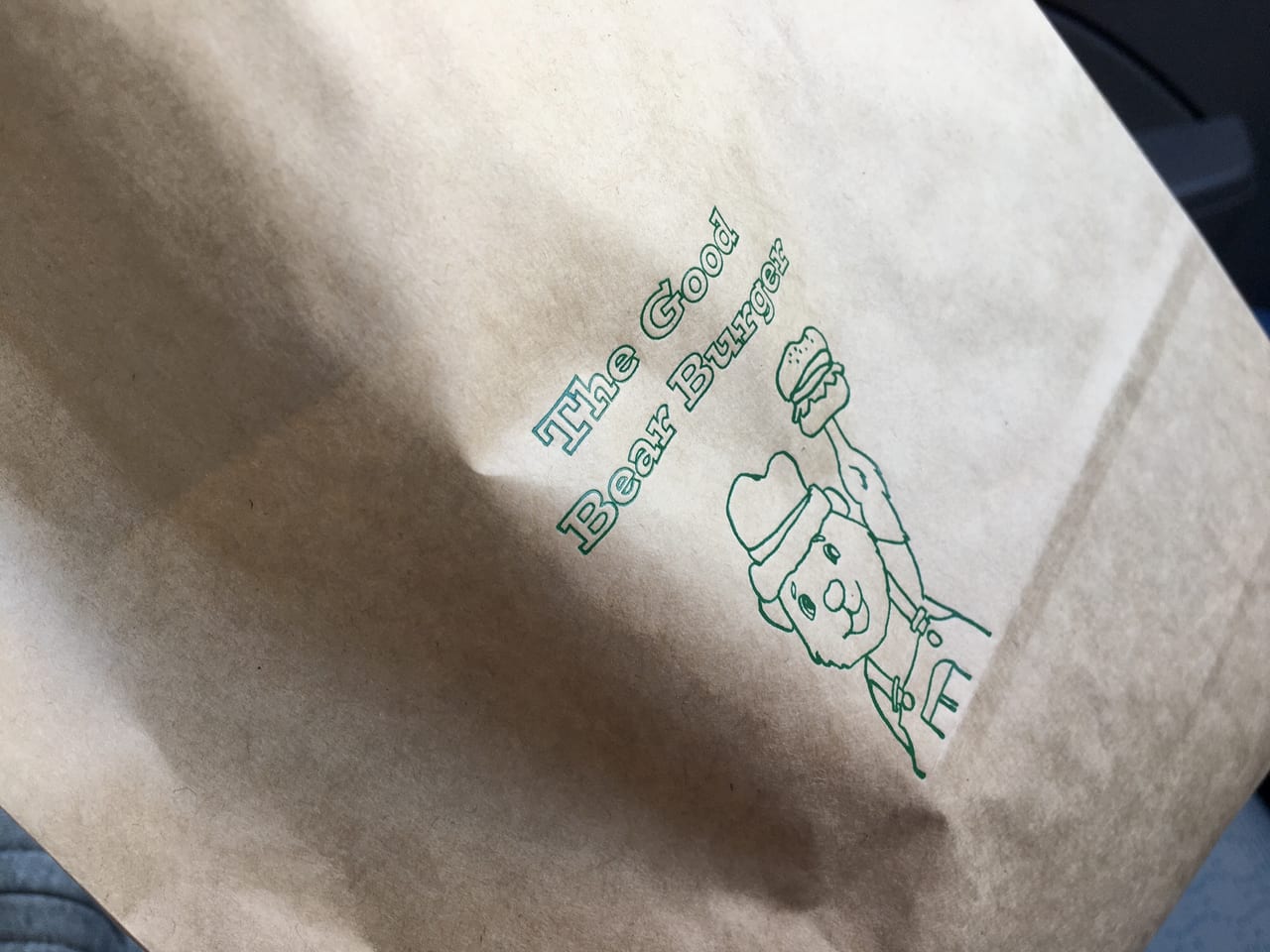 「The Good Bear Burger」のテイクアウト用紙袋