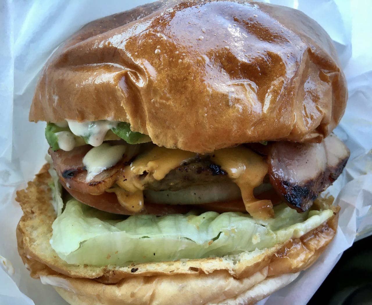 「The Good Bear Burger」のアボカドベーコンチーズバーガー