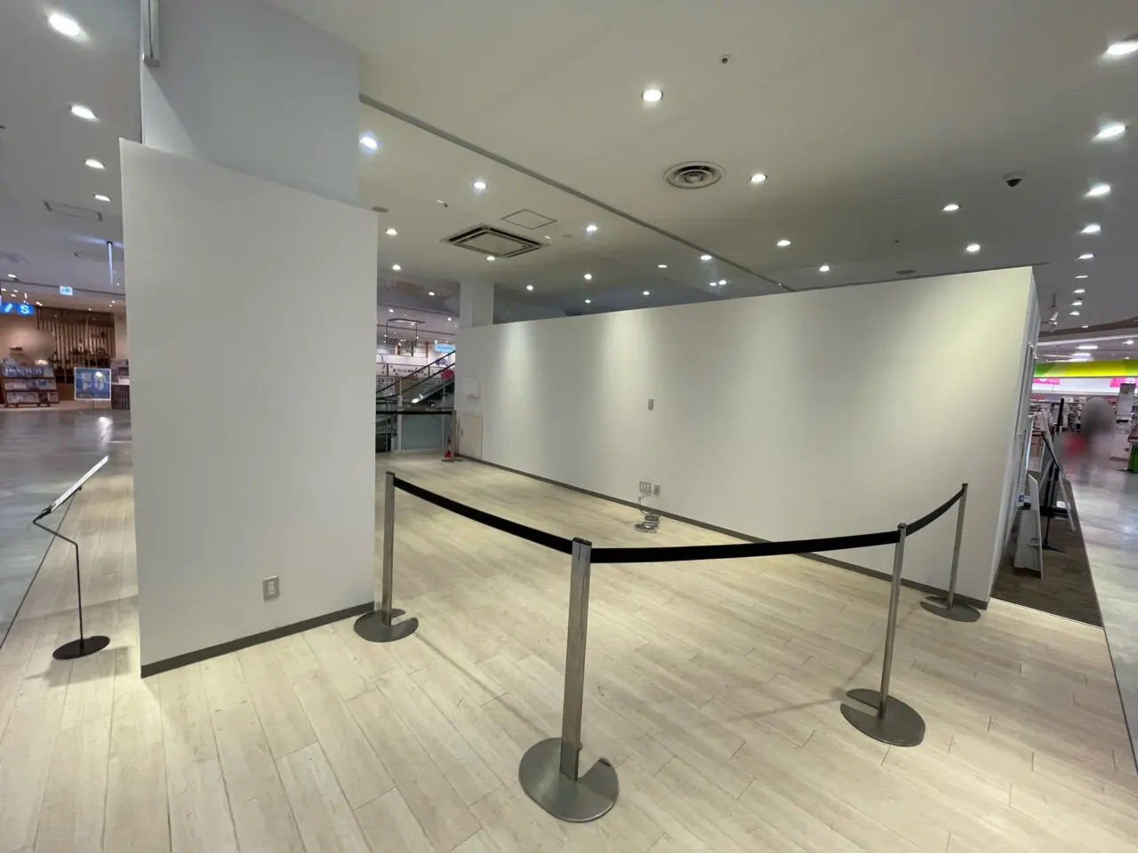 Docomo_OPAサテライト_外観02